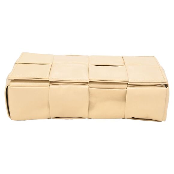 Bottega Veneta Maxi Cassette Belt Bag in Nude Leather - Picture 4 of 7